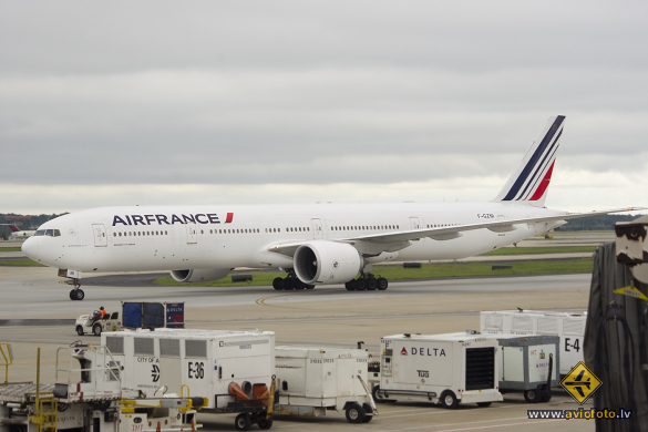 Boeing 777-328/ER